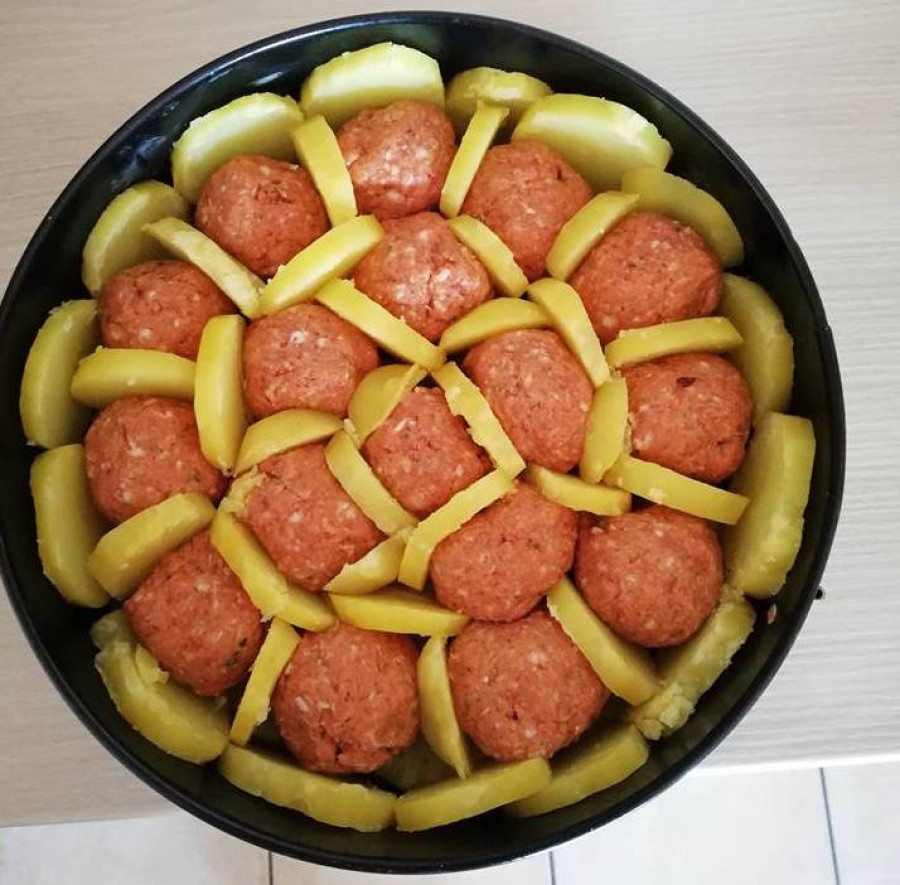 A darált húsból golyókat formált, tortaformába tette, majd körberakta burgonyával, csodás finomság lett!